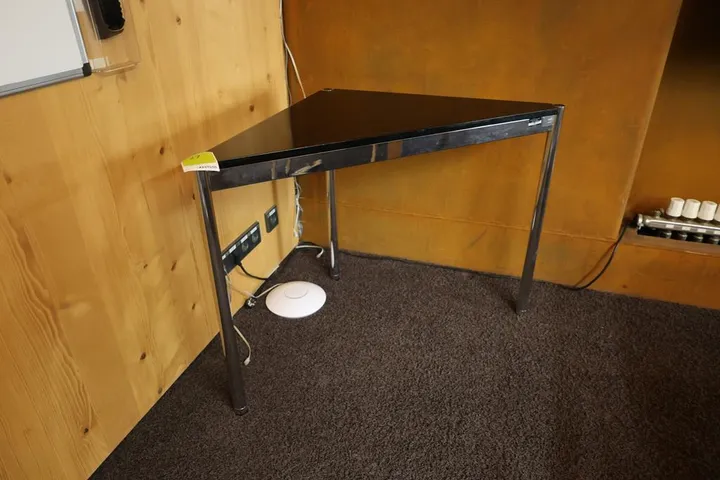 1 x USM Haller Dreiecktisch Tischmaß: 74 x 104 x 74 cm
